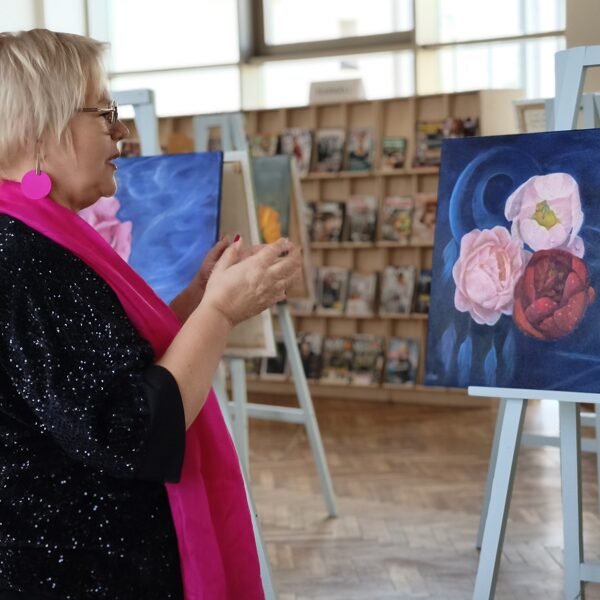 Izstāde "Starp ziedlapām" Rēzeknes bibliotēkā. 2026